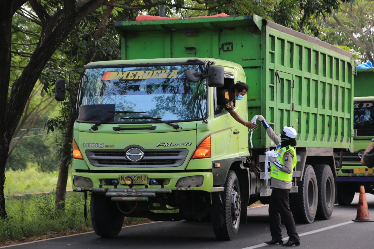 Srikandi Polda Jatim Berikan Masker dan Sembako di Bangkalan