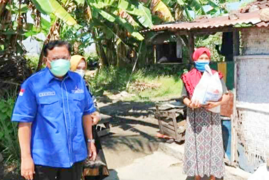 Zainal Abidin Bagikan Ratusan Sembako Kepada Masyarakat Terdampak PPKM