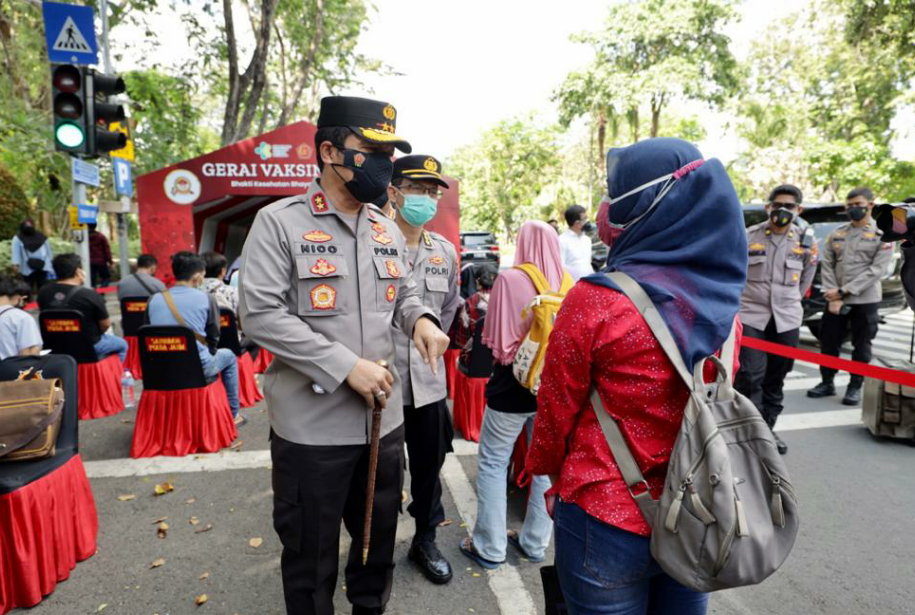 Kapolda Jatim Pantau Gerai Vaksinasi Merdeka di Taman Bungkul Surabaya