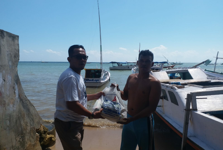 Demokrat Jatim Berbagi, Ratusan Nelayan di Kecamatan Kangayan Dapat Bantuan Sembako