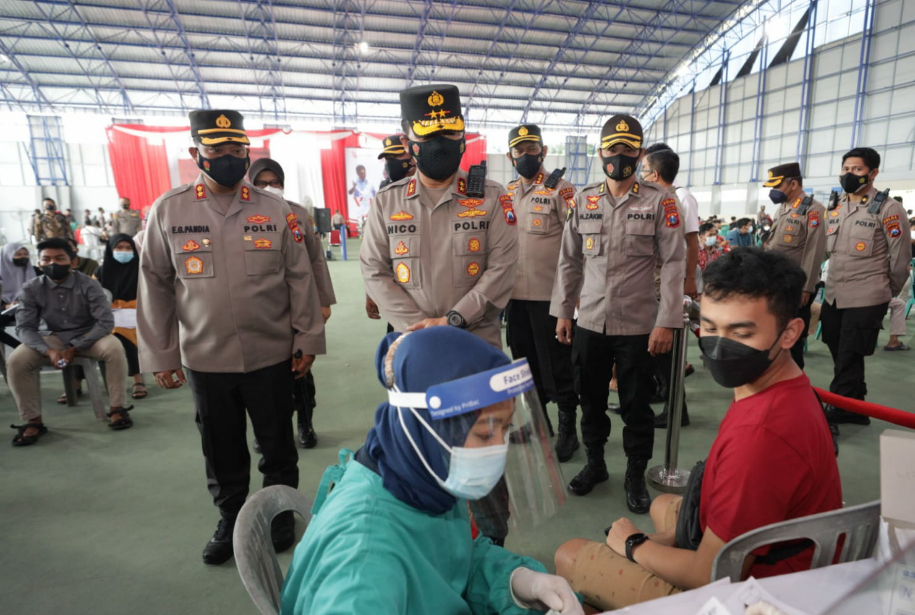 Kapolda Jatim Cek Vaksinasi Merdeka di Bojonegoro