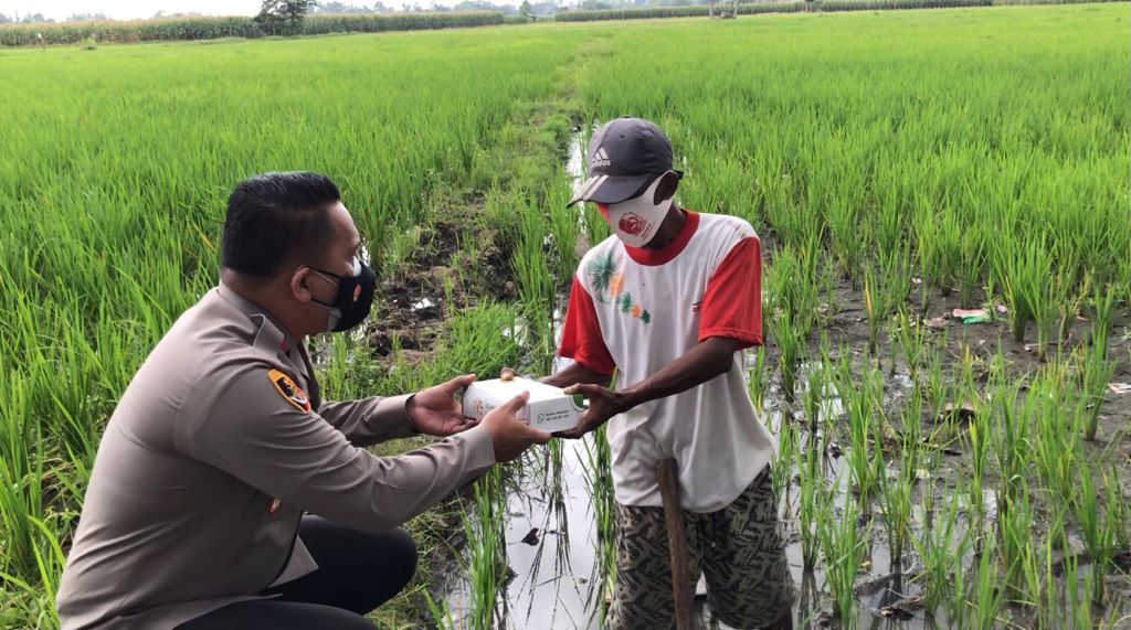 Program Jumat Berkah, Kapolresta Banyuwangi Datangi Masyarakat Bagikan Makanan