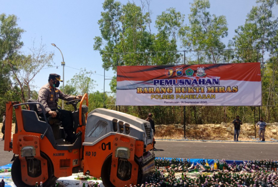 Ribuan Botol Miras Hasil Operasi Pekat Dimusnahkan Polres Pamekasan