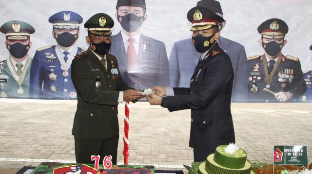 Kapolres Sumenep Beri Kejutan Nasi Tumpeng dan Kue Tart Kepada Dandim 0827