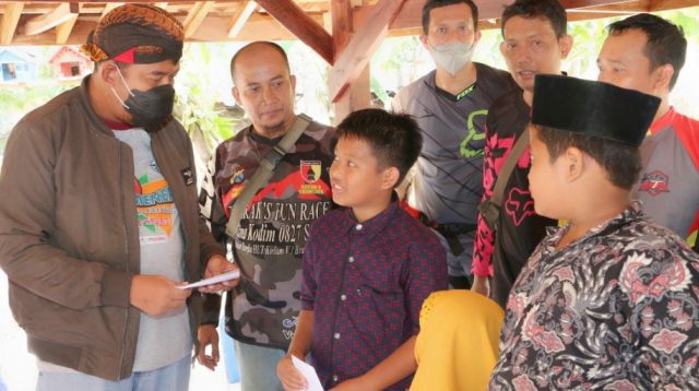 Bupati Achmad Fauzi Bersama Komunitas Trail Adventure Santuni Anak Yatim