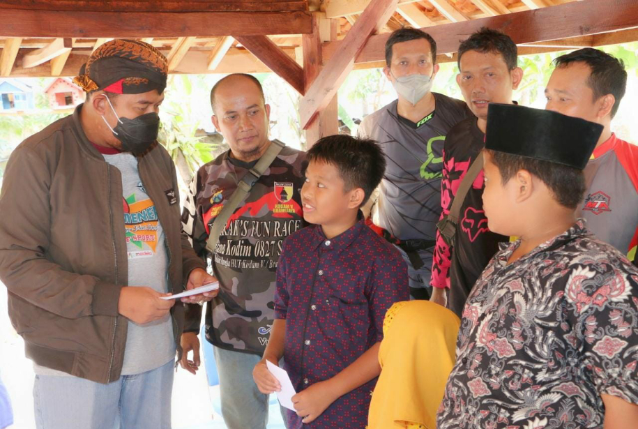 Bupati Achmad Fauzi Bersama Komunitas Trail Adventure Santuni Anak Yatim