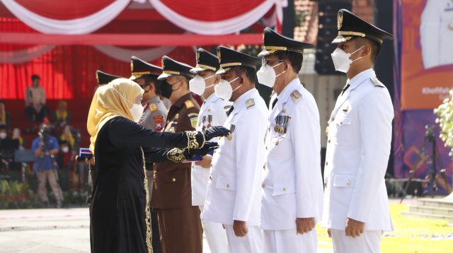 Bupati Sumenep Terima Penghargaan Jer Basuki Mawa Beya Emas dari Gubernur Jatim