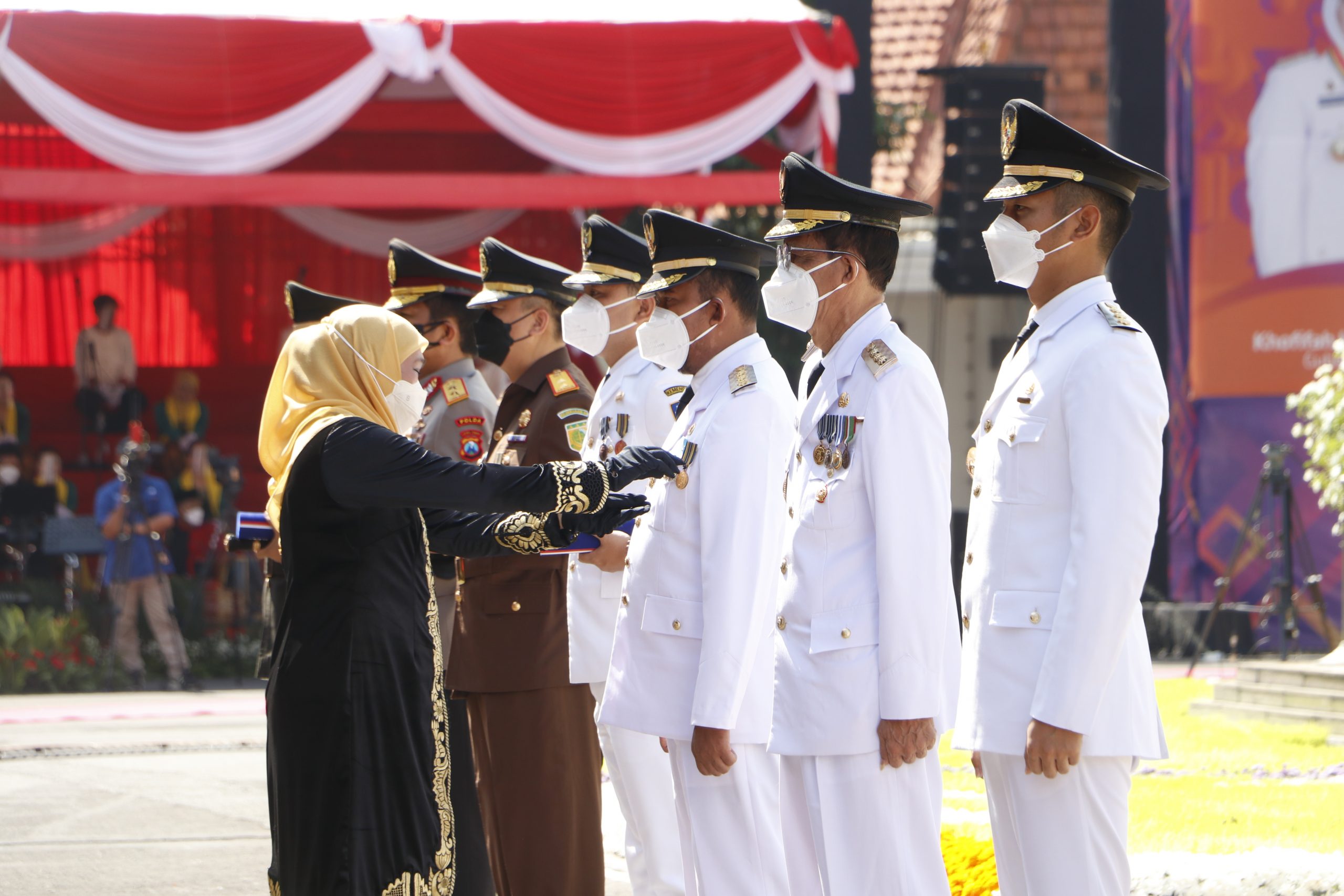 Bupati Sumenep Terima Penghargaan Jer Basuki Mawa Beya Emas dari Gubernur Jatim