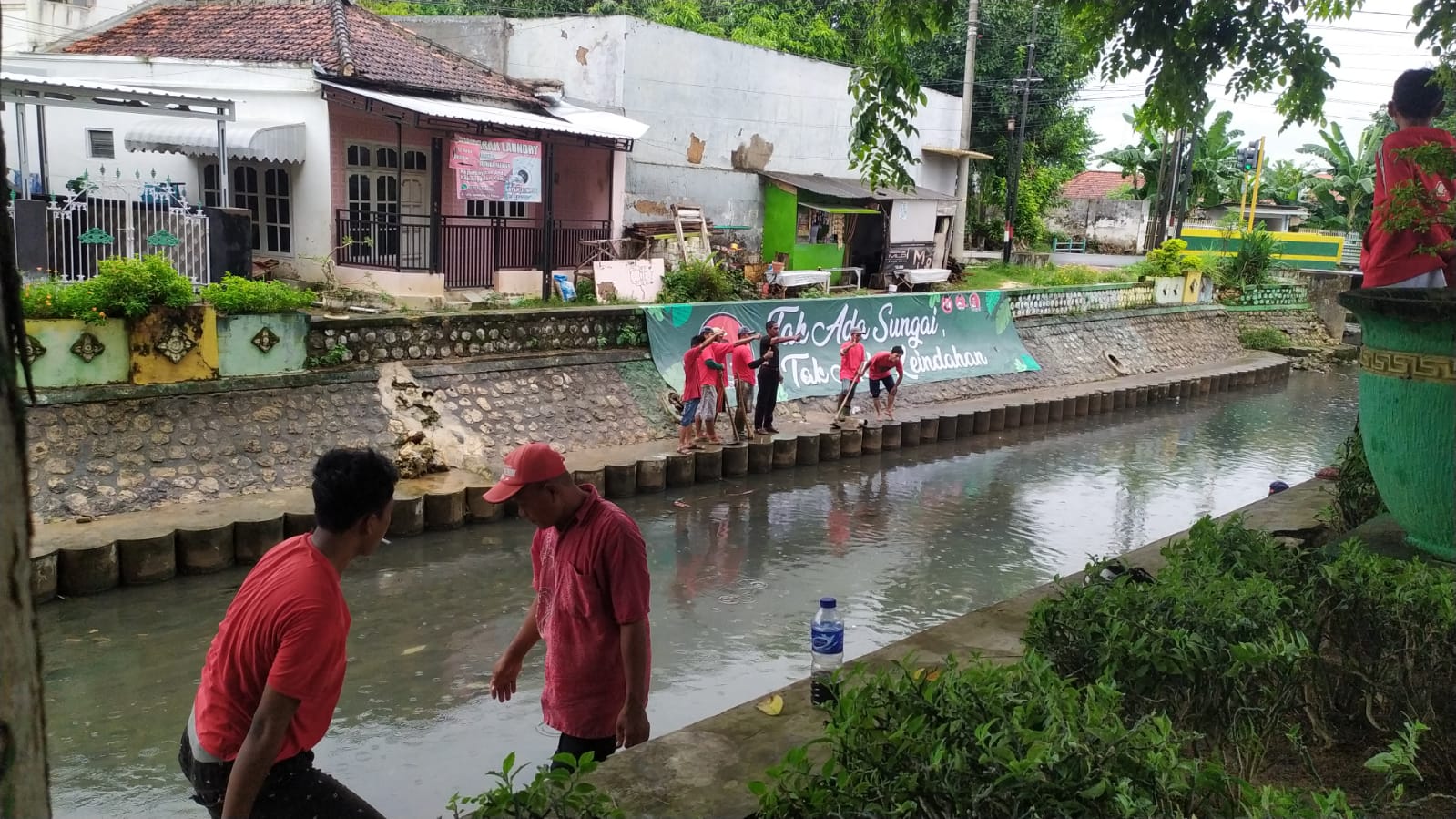 Kader Banteng Sumenep Baksos Bersihkan Sungai Kali Marengan