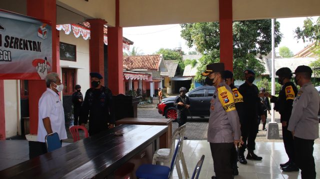 Dansat Brimob Polda Jatim Cek Kesiapan Personel Pengamanan Pilkades di Sumenep