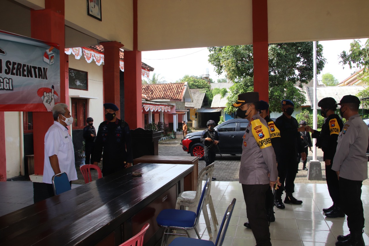 Dansat Brimob Polda Jatim Cek Kesiapan Personel Pengamanan Pilkades di Sumenep