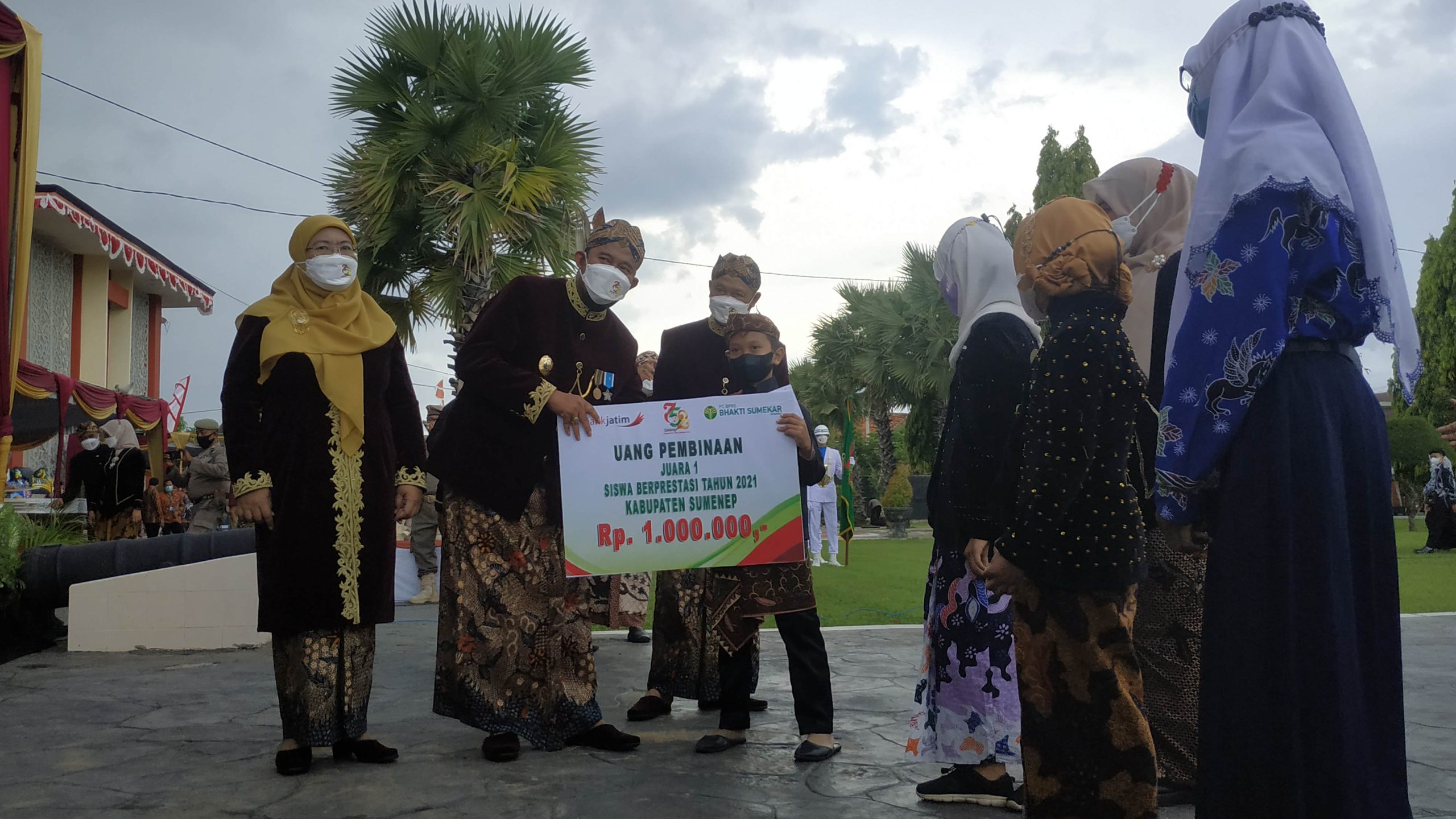 Puncak Hari Jadi Sumenep ke 752, BPRS Bhakti Sumekar Beri Penghargaan pada Guru dan Siswa Berprestasi