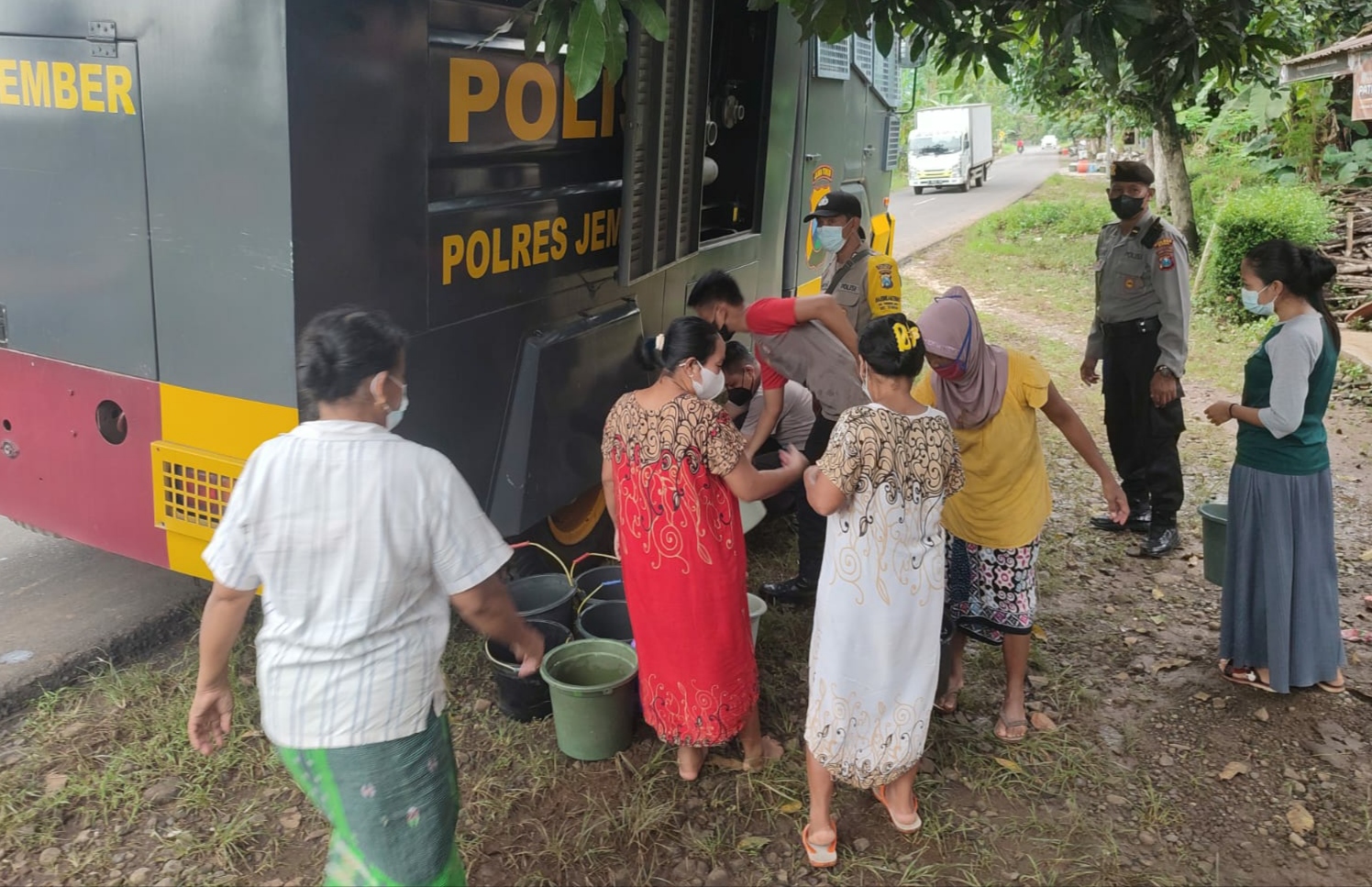 Warga Terdampak Banjir di Jember Serbu Water Canon Milik Polres