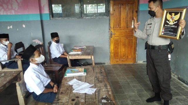 Polisi di Bondowoso Nyambi Jadi Guru di Pondok Pesantren