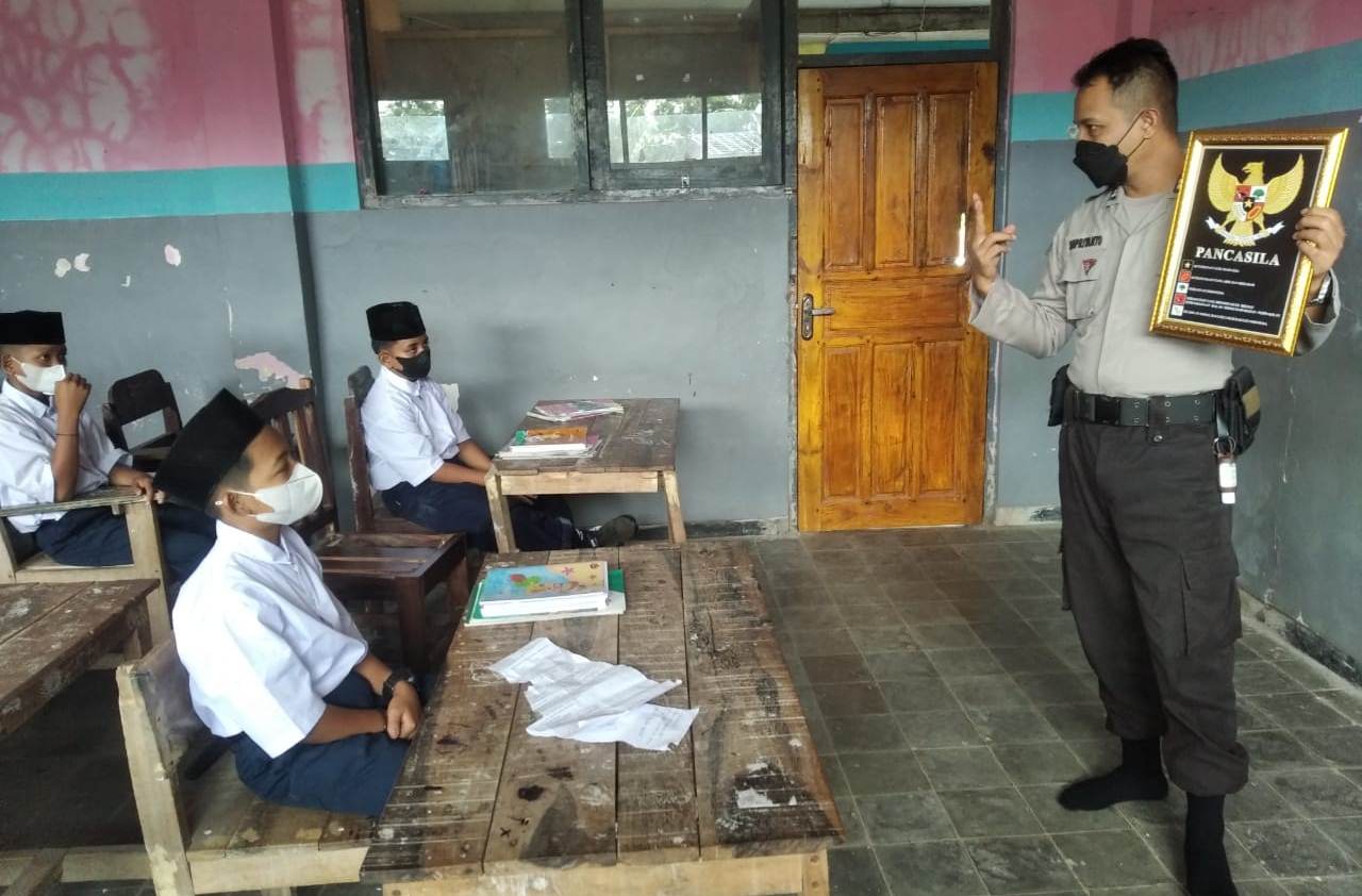 Polisi di Bondowoso Nyambi Jadi Guru di Pondok Pesantren