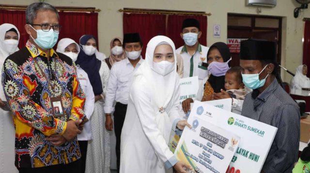 Ketua TP PKK Kabupaten Sumenep Serahkan Bantuan RTLH Bagi Masyarakat Kurang Mampu