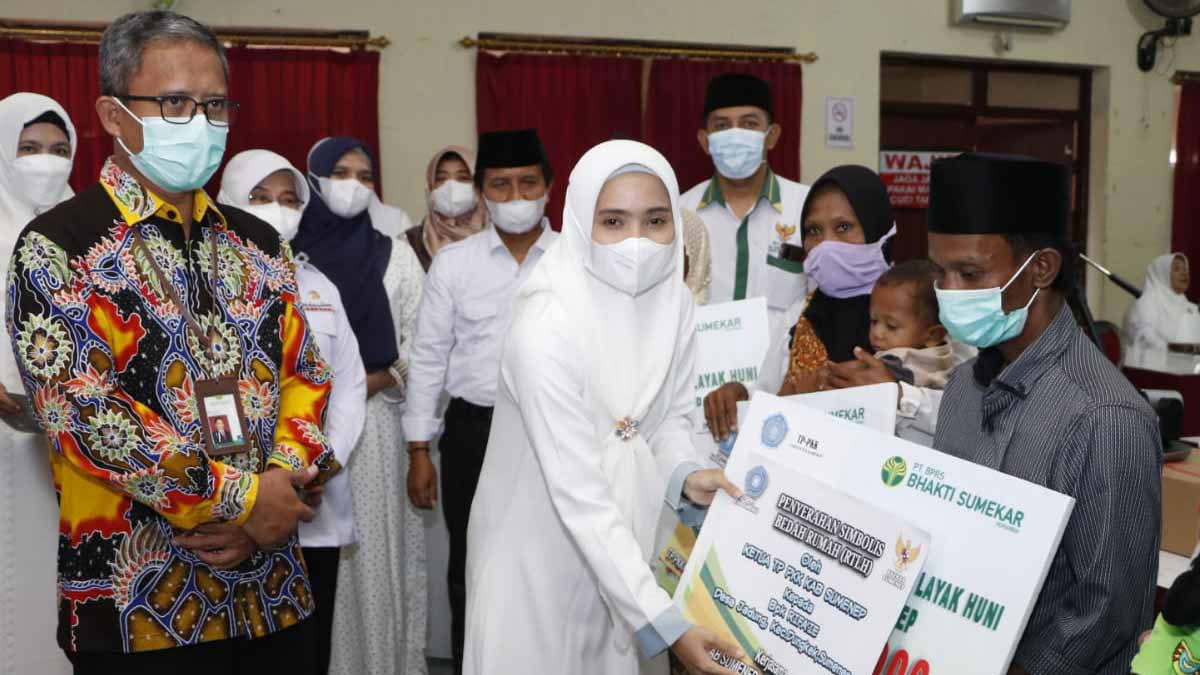 Ketua TP PKK Kabupaten Sumenep Serahkan Bantuan RTLH Bagi Masyarakat Kurang Mampu