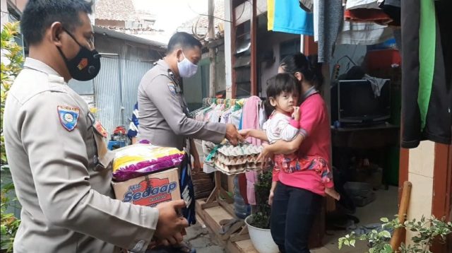 Sat Binmas Polres Sampang Kunjungi Anak Penderita Hidrosefalus Sejak Lahir