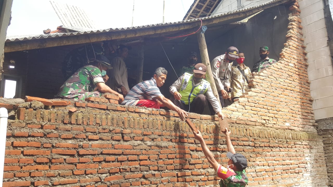 9 Rumah di Jabung Ambruk Akibat Hujan Disertai Angin Kencang