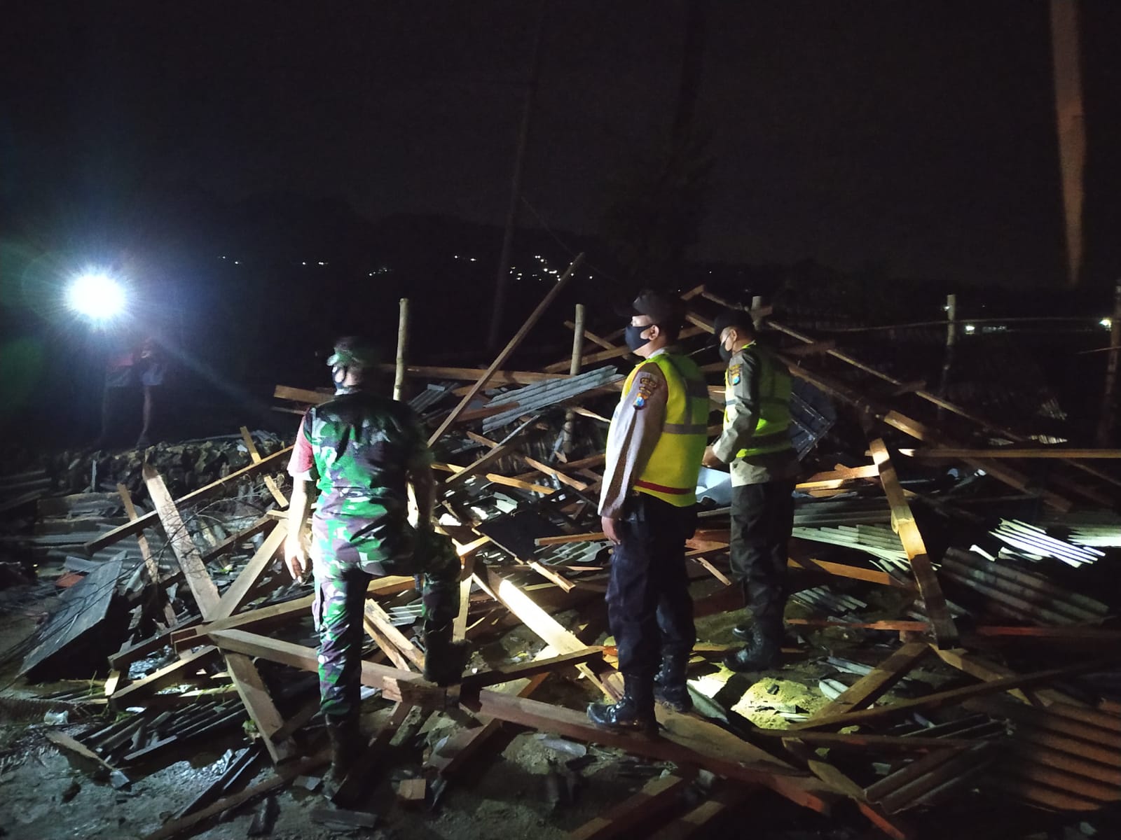 12 Rumah Rusak Akibat Angin Puting Beliung di Desa Montorna, Berikut Daftarnya
