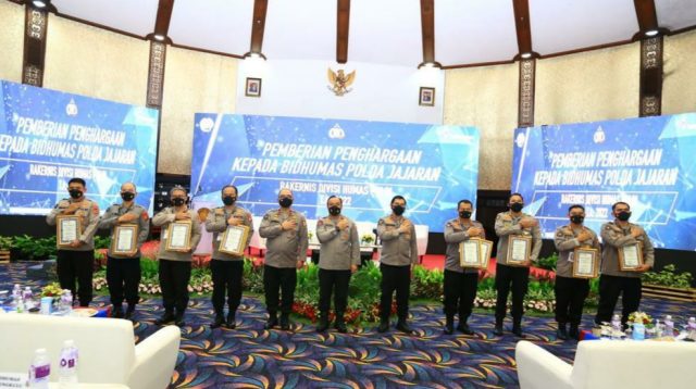 Humas Polda Jatim Raih 2 Penghargaan dari Div Humas Polri