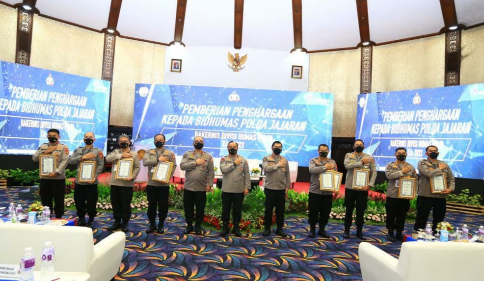 Humas Polda Jatim Raih 2 Penghargaan dari Div Humas Polri