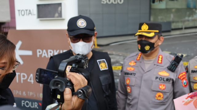 Tim Labfor Polda Jatim Lakukan Olah TKP Kebakaran Tunjungan Plaza 5 Surabaya