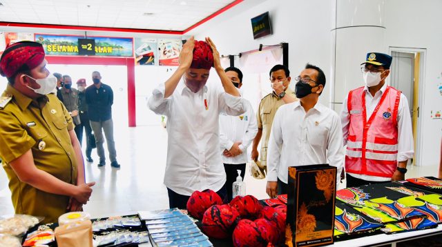 Berkunjung ke Sumenep, Jokowi dan Prabowo Beli Blangkon Madura