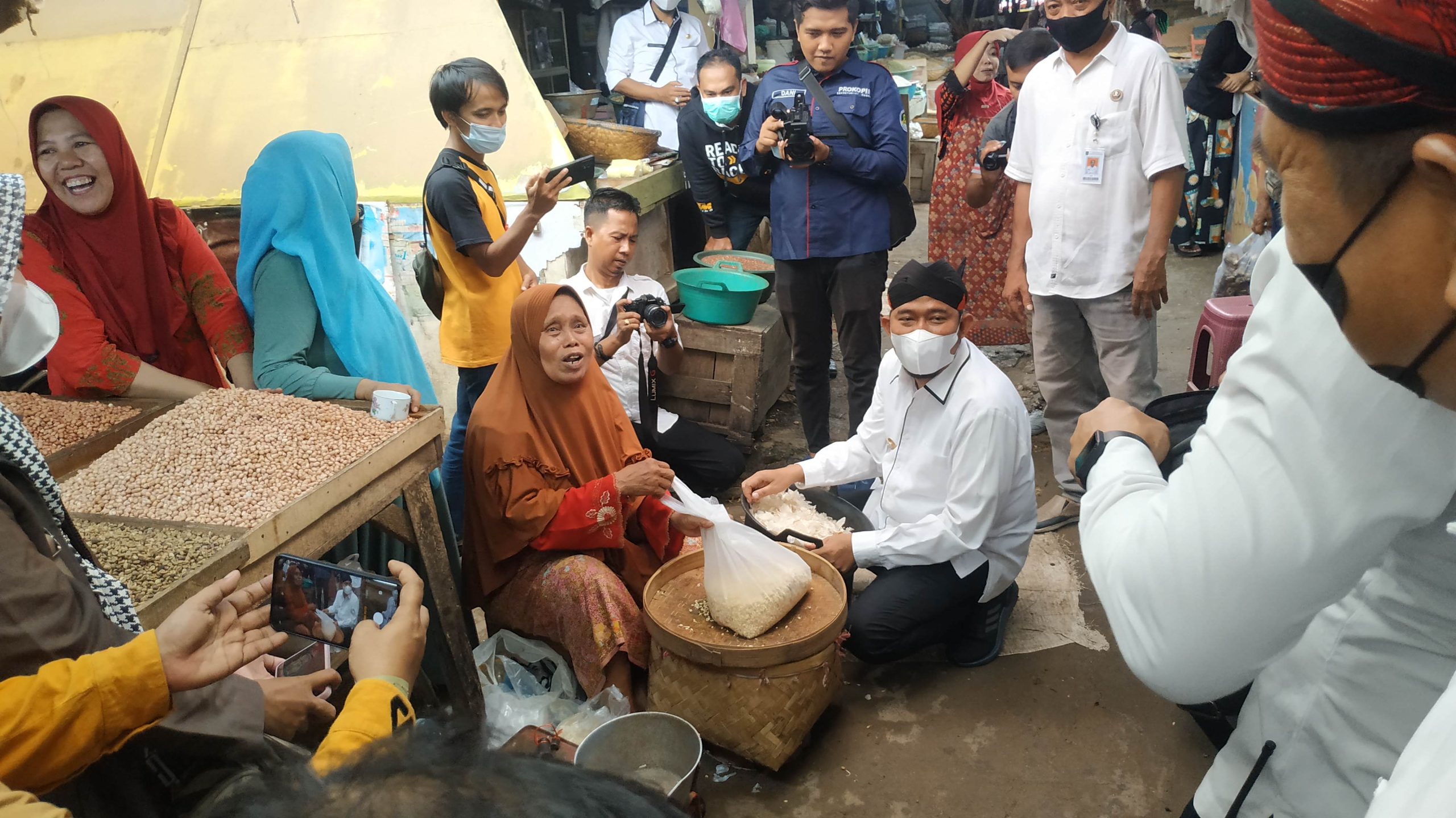 Pantau Harga dan Stok Bahan Pokok Jelang Ramadhan, Bupati Sumenep Sidak Pasar Anom