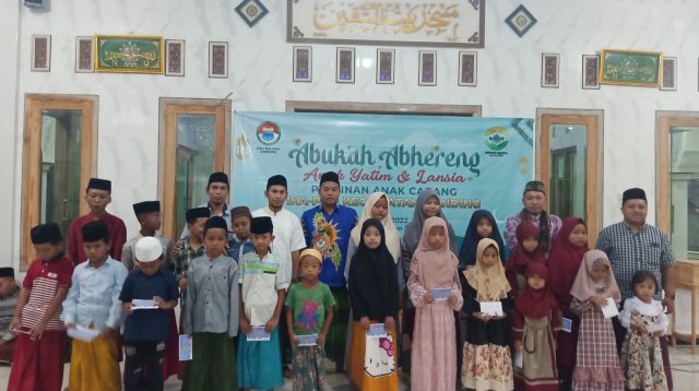 PAC IKAPMII Ganding "Abukah Abhereng" dengan Anak Yatim dan Lansia