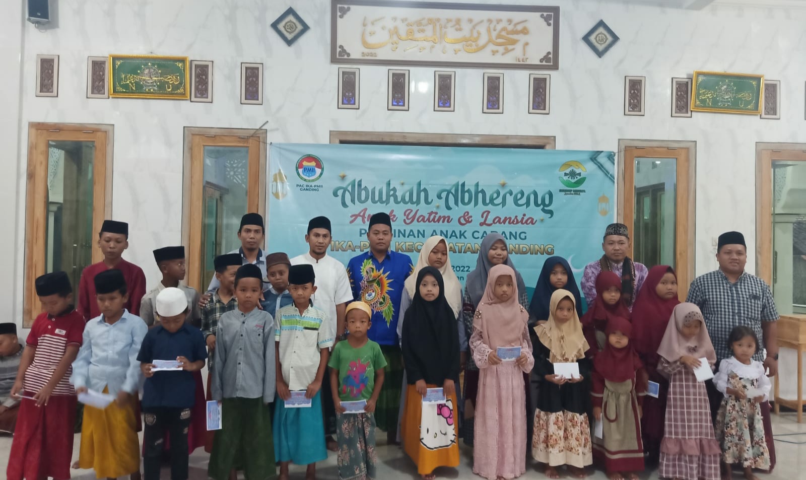 PAC IKAPMII Ganding "Abukah Abhereng" dengan Anak Yatim dan Lansia