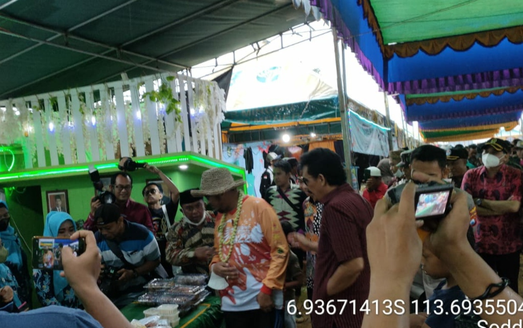 Pasarkan Produk UMKM, BUMDesma Gapura Buka Stand di Festival Paralayang Puncak Lanjari
