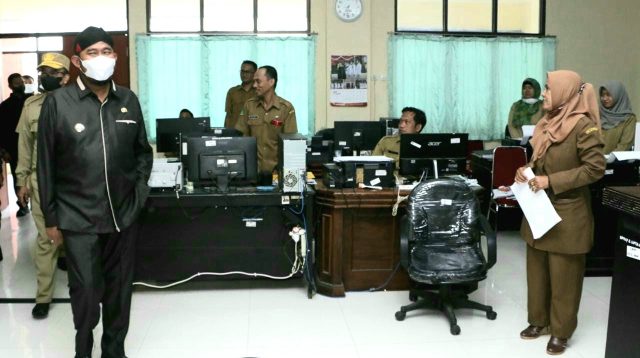Hari Pertama Masuk Kerja, Bupati Sumenep Sidak OPD dan Kecamatan