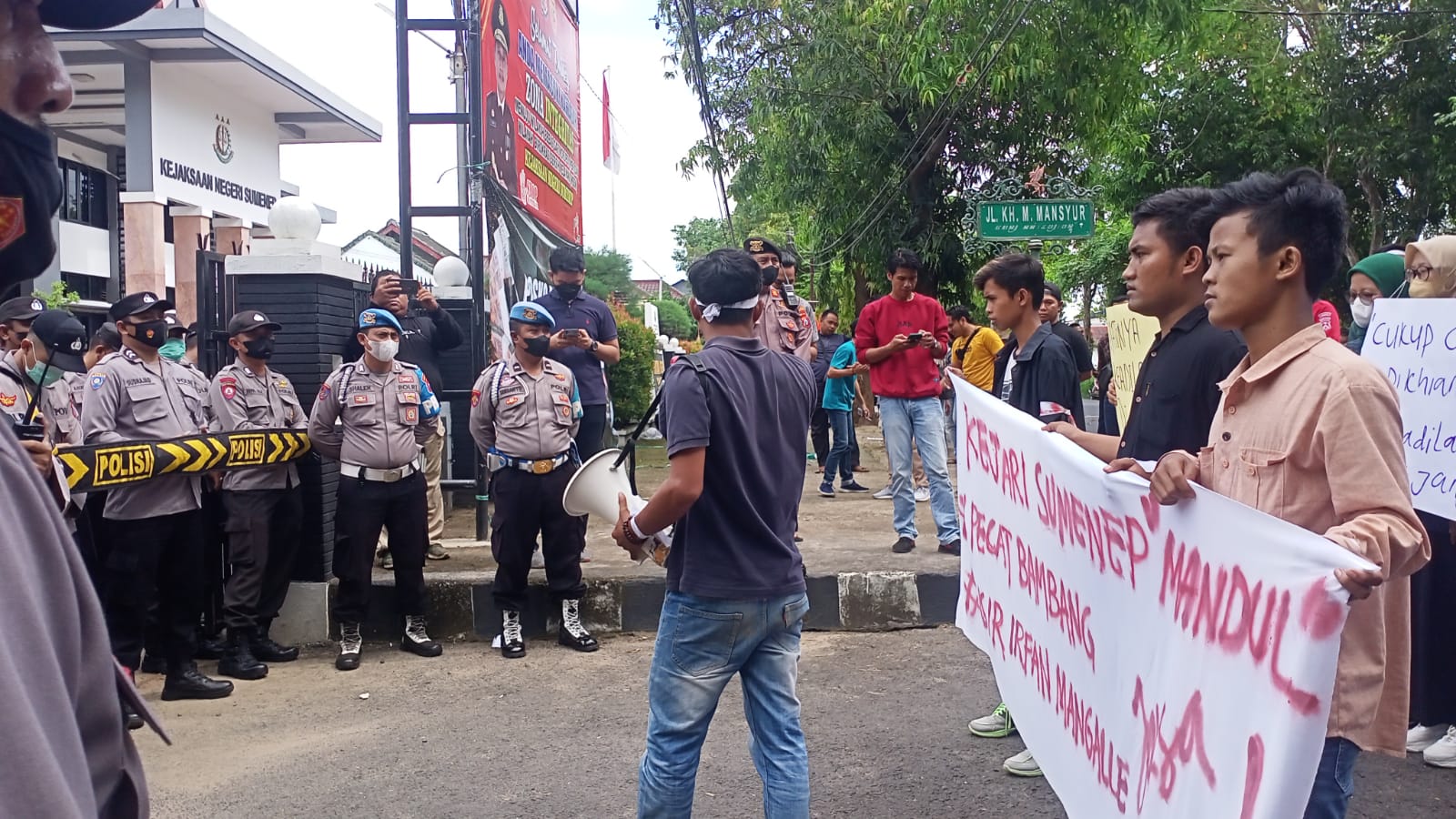 Tuntut Dua Jaksa Dipecat, BPK Demo Kejari Sumenep