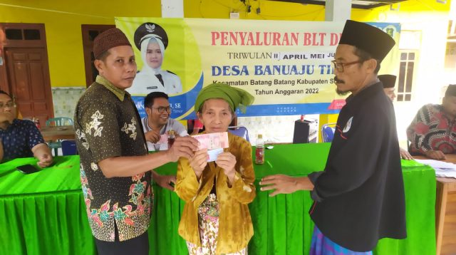Salurkan BLT Desa Triwulan Kedua, Kades Banuaju Timur : Semoga Bisa Meringankan Beban Ekonomi