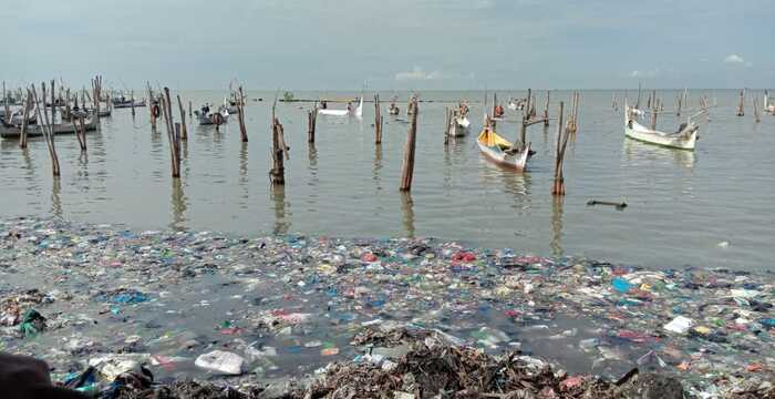 Sampah Plastik Cemari Pantai Desa Kwanyar Barat, Pemdes Lakukan Pembersihan