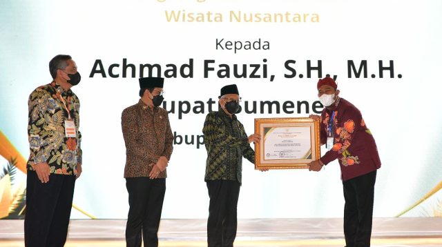 Bupati Sumenep Terima Penghargaan Pengembangan Desa Wisata