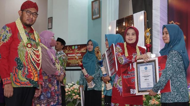 Hadiri Malam Anugerah Lomba Desa dan 10 Program PKK, Ini Harapan Bupati Sumenep