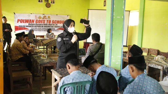 Polwan Polres Sumenep Goes To School ke Ponpes Darul Ulum
