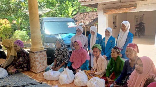 Santri Lubangsa Putri Berbagi Esto dengan Anak Yatim dan Kaum Dhuafa
