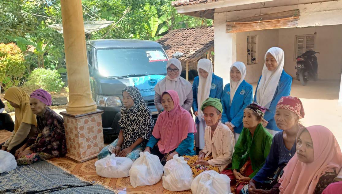 Santri Lubangsa Putri Berbagi Esto dengan Anak Yatim dan Kaum Dhuafa