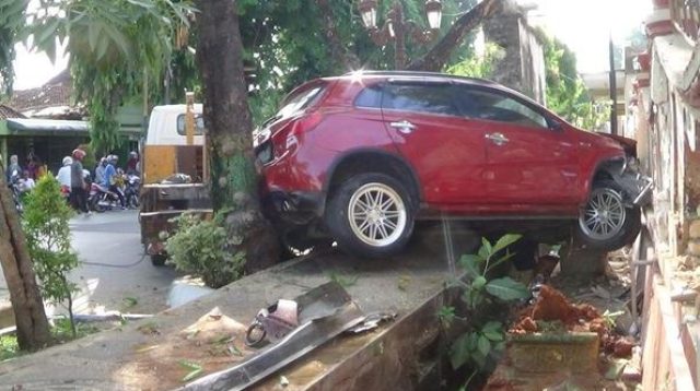 Mobil Outlander Sport Warna Merah Tabrak Pengendara Motor dan Pagar Rumdis Bupati Sumenep