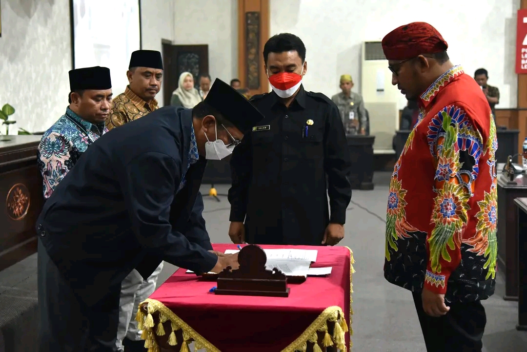 DPRD - Bupati Sumenep Tanda Tangani Nota Kesepakatan KUA PPAS Perubahan Tahun 2022