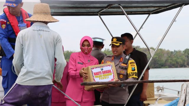 Cara Unik Polres Sumenep Salurkan Bantuan Sembako kepada Nelayan
