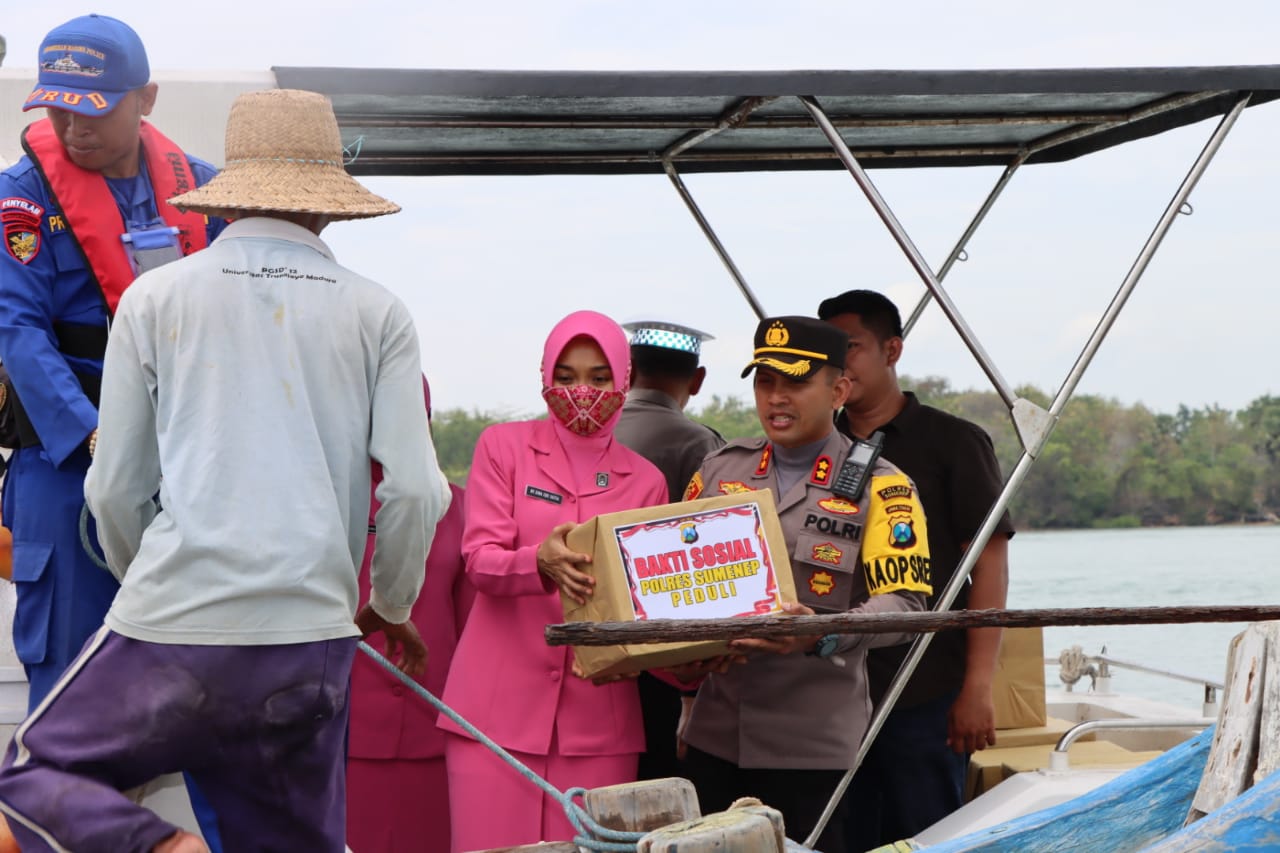 Cara Unik Polres Sumenep Salurkan Bantuan Sembako kepada Nelayan