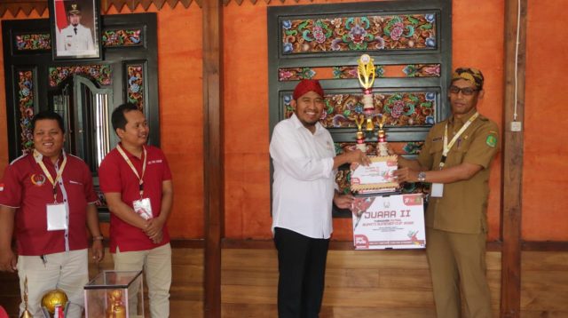 Bupati Sumenep Serahkan Trofi Turnamen Futsal Piala Bupati Cup 2022 DPC PWRI Sumenep