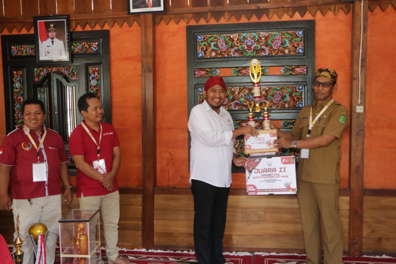 Bupati Sumenep Serahkan Trofi Turnamen Futsal Piala Bupati Cup 2022 DPC PWRI Sumenep