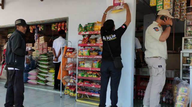 Stop Peredaran Rokok Ilegal, Satpol PP Sumenep Pasang Poster di Toko dan Swalayan