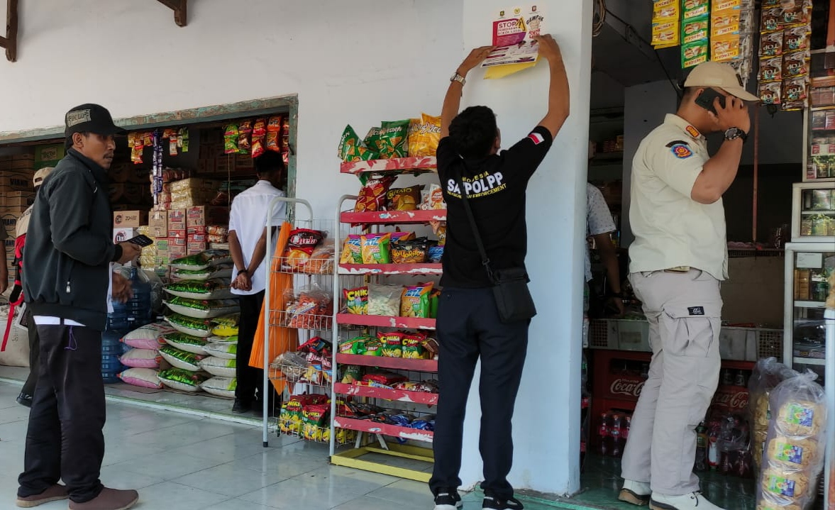 Stop Peredaran Rokok Ilegal, Satpol PP Sumenep Pasang Poster di Toko dan Swalayan