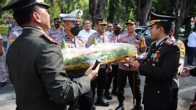 HUT TNI Ke-77, Kapolres Sumenep Beri Kejutan Dandim 0827